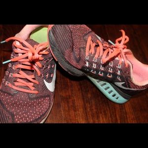 Size 7 tennis shoes! Cool colors and good arch support 🤩 decently worn